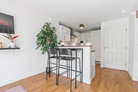 Lotus Haus - Wellington Homes - 4 BDR With Gated Parking House in Birmingham