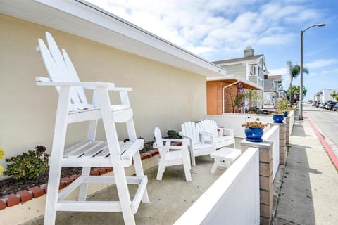 5 Bedroom 4 Bath Duplex with Parking on 46th St! House in Balboa Peninsula