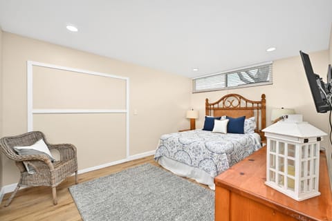 5 Bedroom 4 Bath Duplex with Parking on 46th St! House in Balboa Peninsula