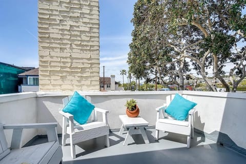 5 Bedroom 4 Bath Duplex with Parking on 46th St! House in Balboa Peninsula