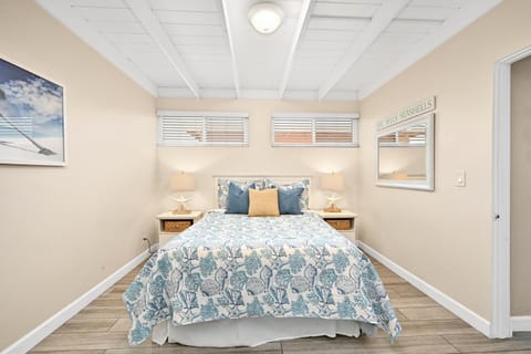 2 Bedroom Upstairs Apt 1 block from the beach! House in Balboa Peninsula