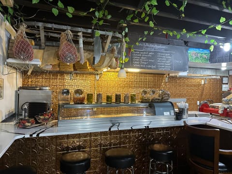 Restaurant/places to eat, Lounge or bar