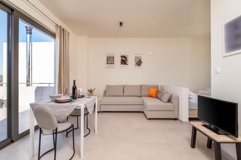 Communal lounge/ TV room, TV and multimedia, Living room, Seating area, Dining area, Evening entertainment