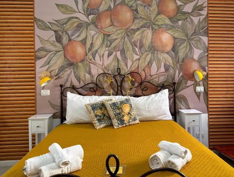 Bed, Decorative detail, Bedroom, towels