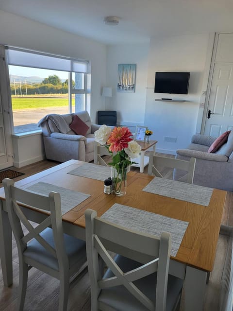 TV and multimedia, Seating area, Dining area