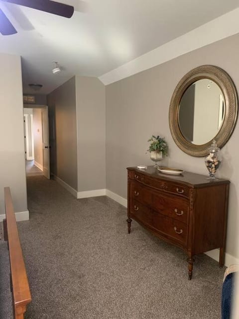 Modern 3-bedroom condo with gas fireplace Apartment in Bettendorf