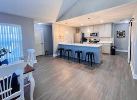 Modern 3-bedroom condo with gas fireplace Apartment in Bettendorf