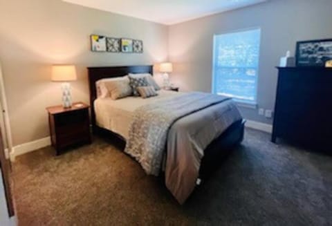 Modern 3-bedroom condo with gas fireplace Apartment in Bettendorf