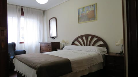 Bed, Photo of the whole room, Decorative detail, Bedroom