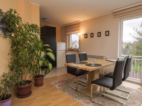 Day, View (from property/room), Living room, Seating area, Dining area, Garden view
