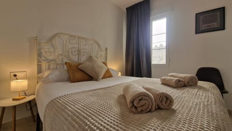 Bedroom, towels