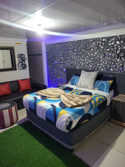 Bed, Living room, towels
