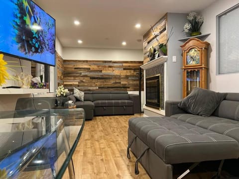 TV and multimedia, Living room, Seating area, Evening entertainment