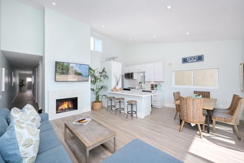 5 Bedroom duplex with Patio & Balcony walk to Pier House in Balboa Peninsula