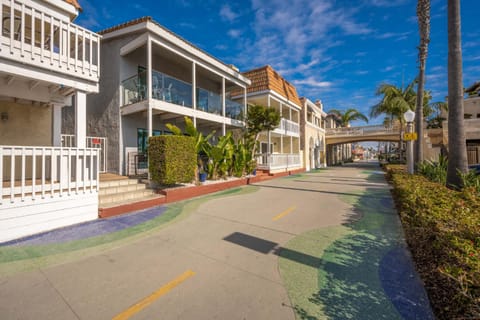 5 Bedroom duplex with Patio & Balcony walk to Pier House in Balboa Peninsula