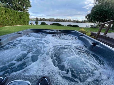 Hot Tub, Lake view