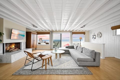 Single Family Home on the Ocean with BEAUTIFUL VIEWS House in Newport Beach