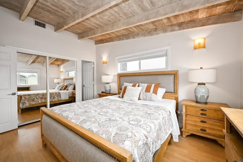 Single Family Home on the Ocean with BEAUTIFUL VIEWS House in Newport Beach