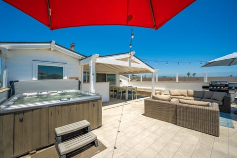 Upscale Home with Rooftop Deck, Jacuzzi, & Firepit House in Newport Beach