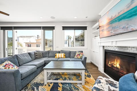 Upscale Home with Rooftop Deck, Jacuzzi, & Firepit House in Newport Beach