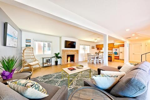 2 Story Home with Garage 1 Block to the Beach wi House in Newport Beach