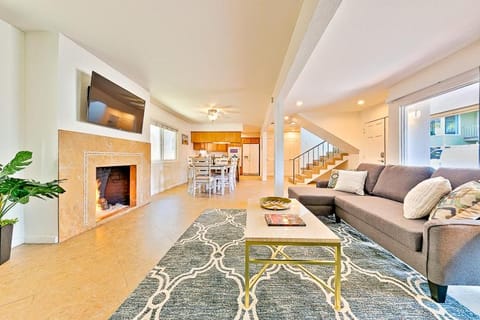 2 Story Home with Garage 1 Block to the Beach wi House in Newport Beach