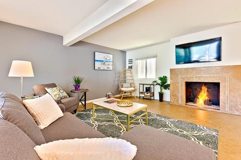 2 Story Home with Garage 1 Block to the Beach wi House in Newport Beach