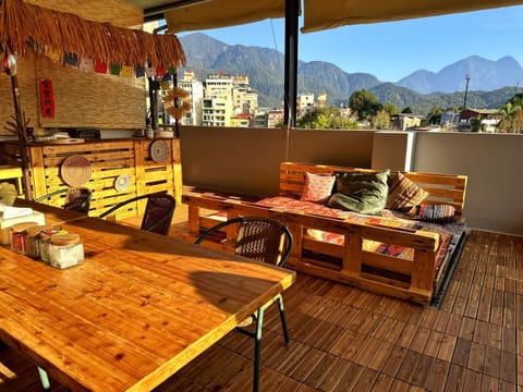 Patio, Day, Natural landscape, Living room, Seating area, Dining area, Mountain view