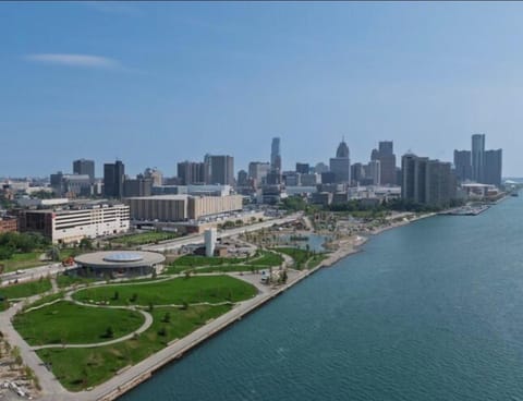 420 Friendly BOHO Loft Downtown KING suite FREE parking Apartment in Windsor