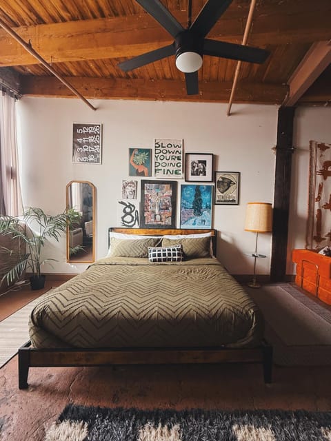 420 Friendly BOHO Loft Downtown KING suite FREE parking Apartment in Windsor