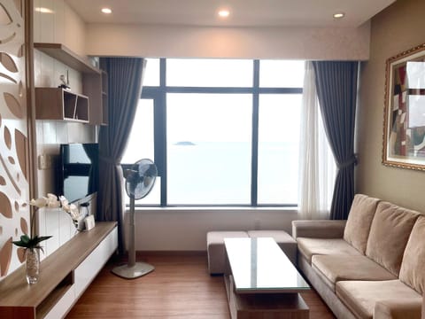 Bed, TV and multimedia, Living room, Photo of the whole room, Seating area, Bedroom