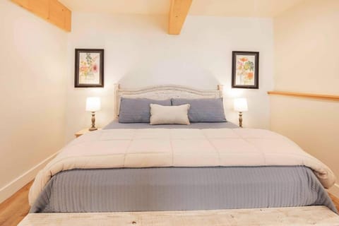 Timberwood Cottage in Downtown Twain Harte Villa in Twain Harte