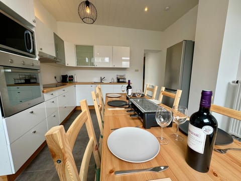 Kitchen or kitchenette, Dining area, minibar, pet friendly, stove