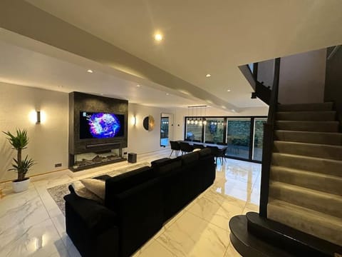 Communal lounge/ TV room, TV and multimedia, Living room, Seating area, Evening entertainment