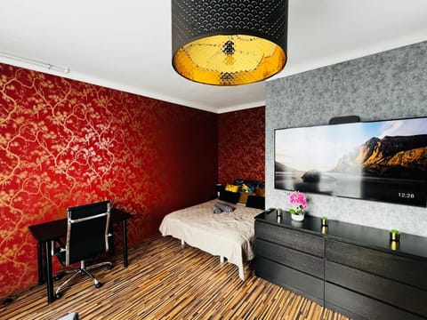 Bed, TV and multimedia, Photo of the whole room, Bedroom