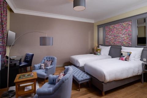 Bed, Photo of the whole room, Seating area, Bedroom