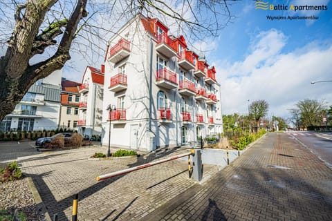 Property building, Spring, Day, Neighbourhood, Location, Parking