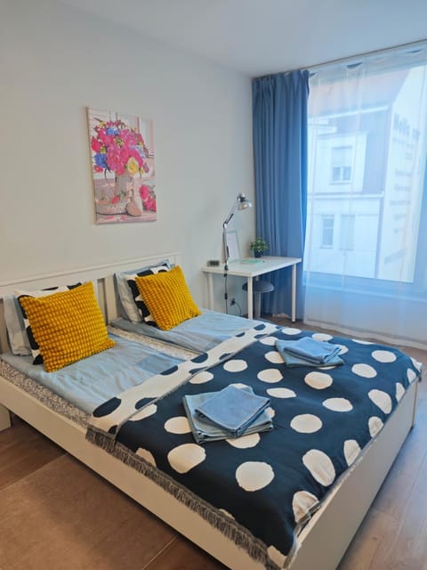 Bed, Bedroom, towels