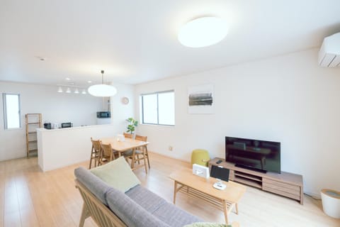 TV and multimedia, Kitchen or kitchenette, Living room, Seating area, Dining area