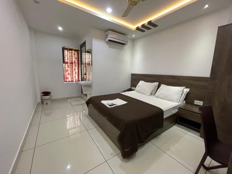 Bed, Seating area, Bedroom, air conditioner