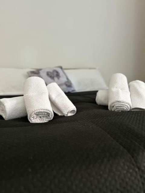 Bed, Bedroom, towels