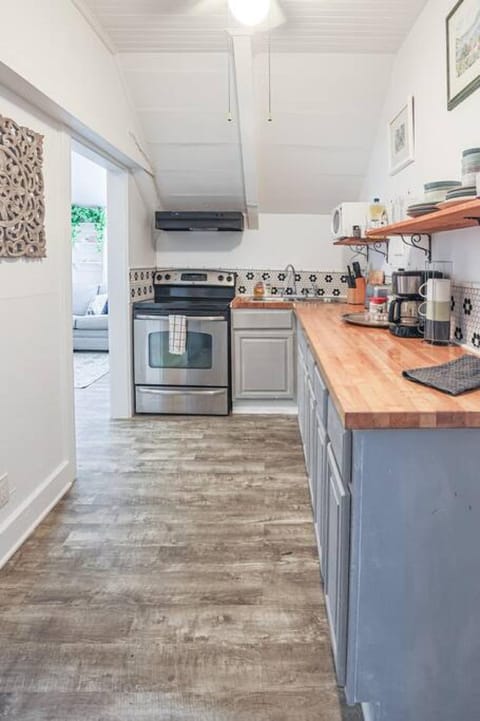 Kitchen or kitchenette, minibar, pet friendly, stove, toaster