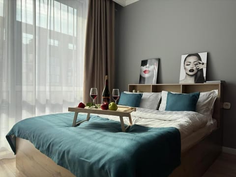 Bed, Photo of the whole room, Decorative detail, Bedroom