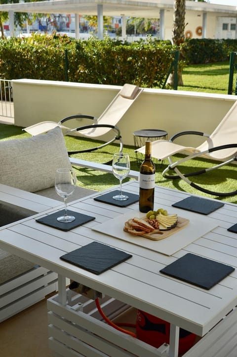 Day, Balcony/Terrace, Seating area, Dining area