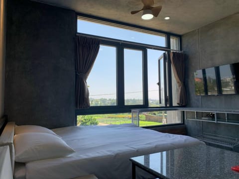 Bed, TV and multimedia, View (from property/room), Bedroom