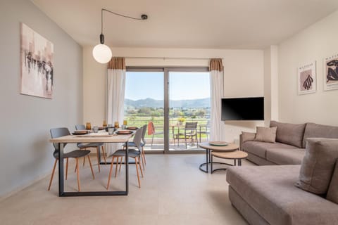 Property building, Communal lounge/ TV room, Natural landscape, TV and multimedia, View (from property/room), Balcony/Terrace, Living room, Seating area, Dining area, Evening entertainment