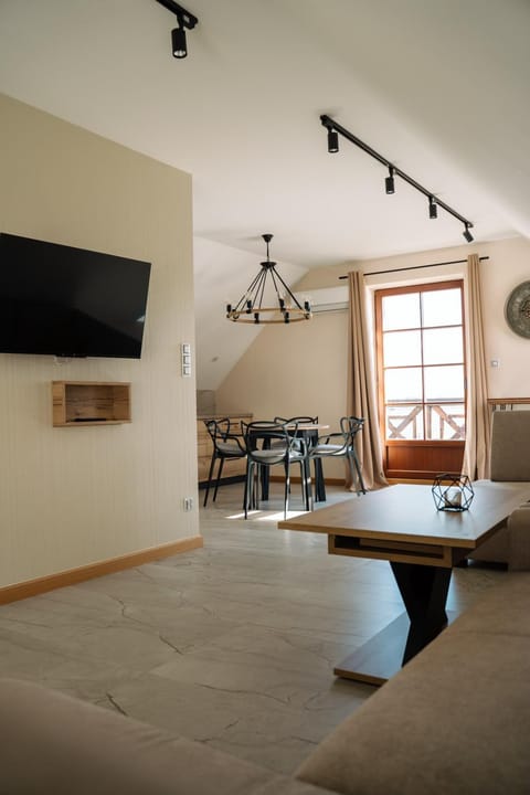 Communal lounge/ TV room, TV and multimedia, Living room, Seating area, Dining area