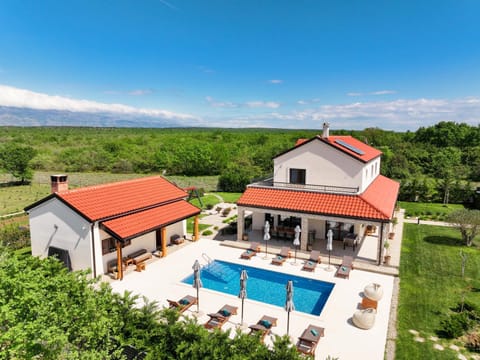 Property building, Day, Natural landscape, Bird's eye view, Mountain view, Pool view, Swimming pool, sunbed