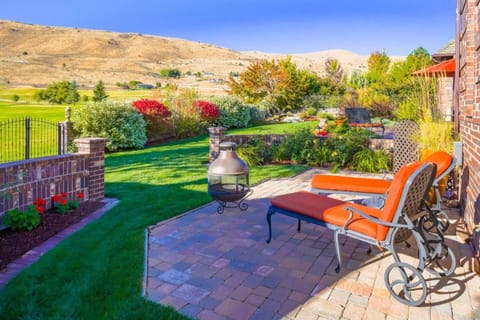 Bella Vita Estate Luxury Home With Hot Tub on Golf Course House in Baker City