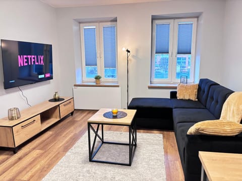 TV and multimedia, Living room, Evening entertainment